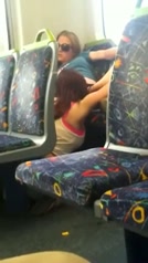 Jonge lesbiÎnnes betrapt tijdens het beffen in de trein